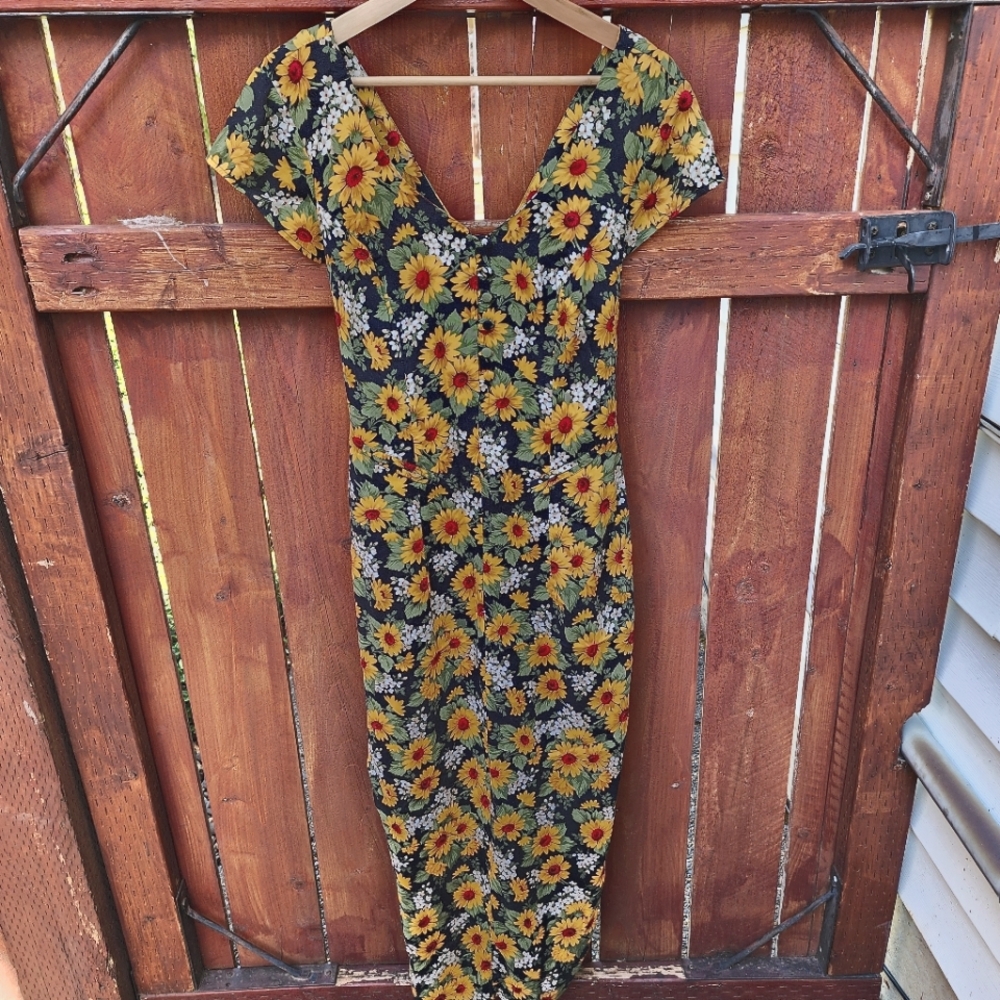 Vintage RAMPAGE yellow daisy v-neck cap sleeve tie back dress